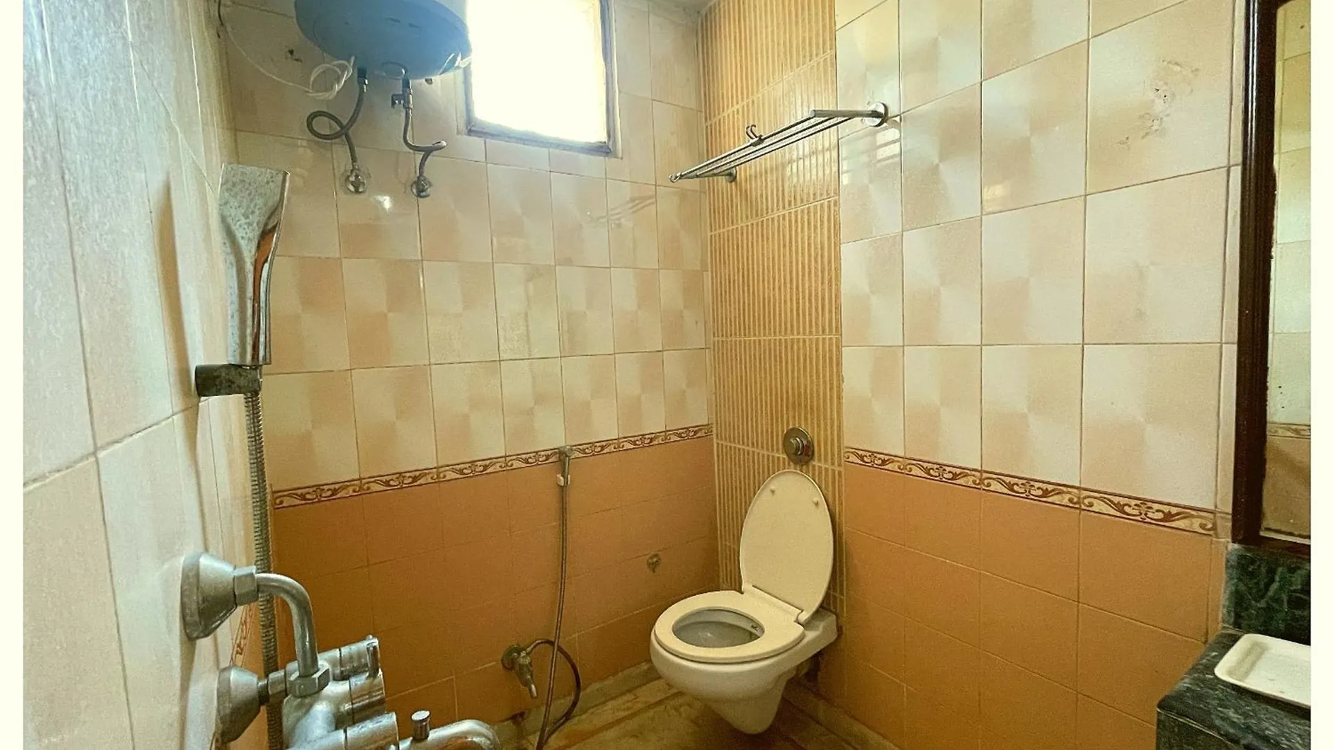 Hotel Dev # Vill Near Kashi Vishwanath Temple - Restaurant And Free Wifi Facilities - Fully Air Conditioning Hotel - A Top Rated Hotel Варанаси