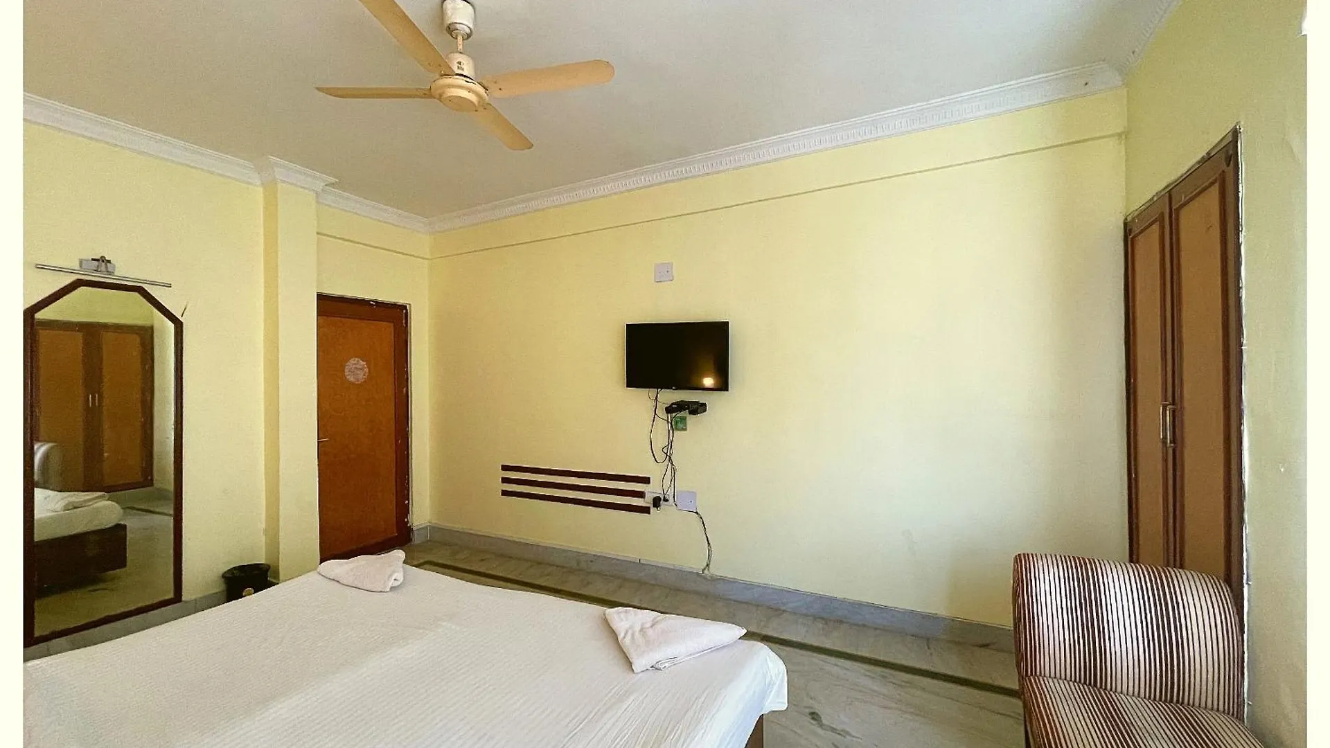 Hotel Dev # Vill Near Kashi Vishwanath Temple - Restaurant And Free Wifi Facilities - Fully Air Conditioning Hotel - A Top Rated Hotel Варанаси