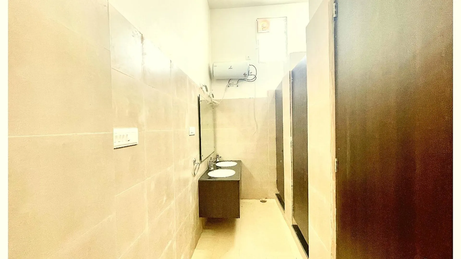 Hotel Dev # Vill Near Kashi Vishwanath Temple - Restaurant And Free Wifi Facilities - Fully Air Conditioning Hotel - A Top Rated Hotel Варанаси