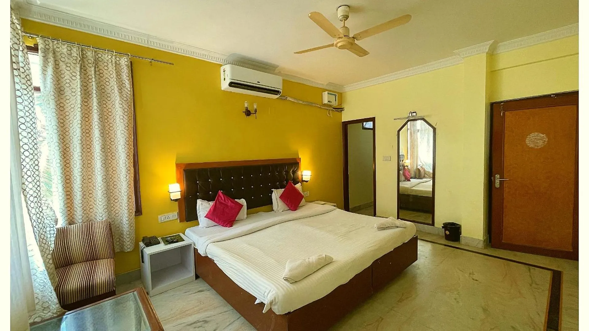 Hotel Dev # Vill Near Kashi Vishwanath Temple - Restaurant And Free Wifi Facilities - Fully Air Conditioning Hotel - A Top Rated Hotel Варанаси Индия