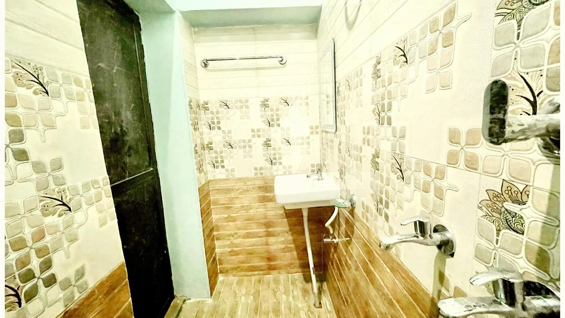Hotel Dev # Vill Near Kashi Vishwanath Temple - Restaurant And Free Wifi Facilities - Fully Air Conditioning Hotel - A Top Rated Hotel Варанаси