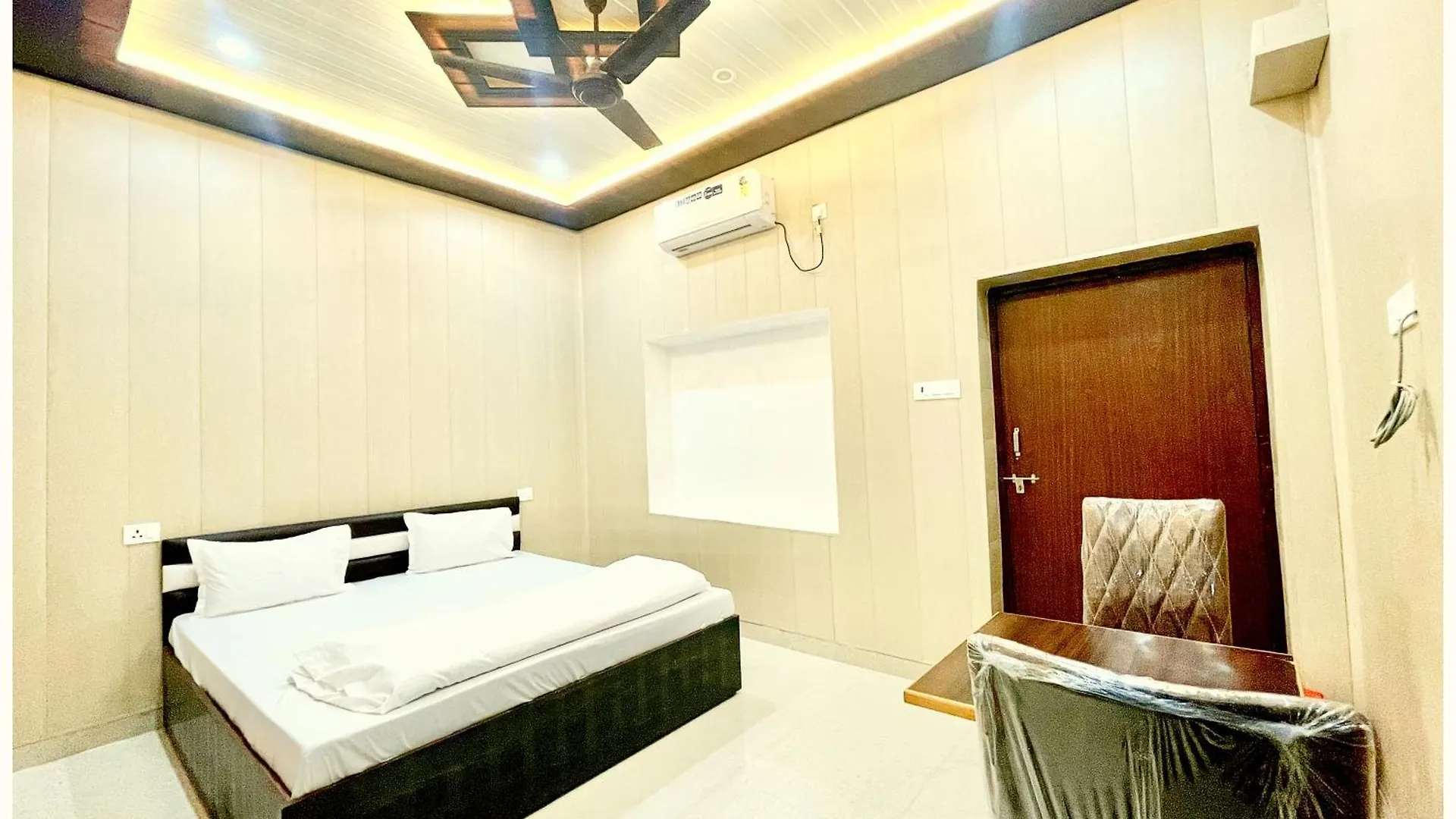 Hotel Dev # Vill Near Kashi Vishwanath Temple - Restaurant And Free Wifi Facilities - Fully Air Conditioning Hotel - A Top Rated Hotel Варанаси 4*,