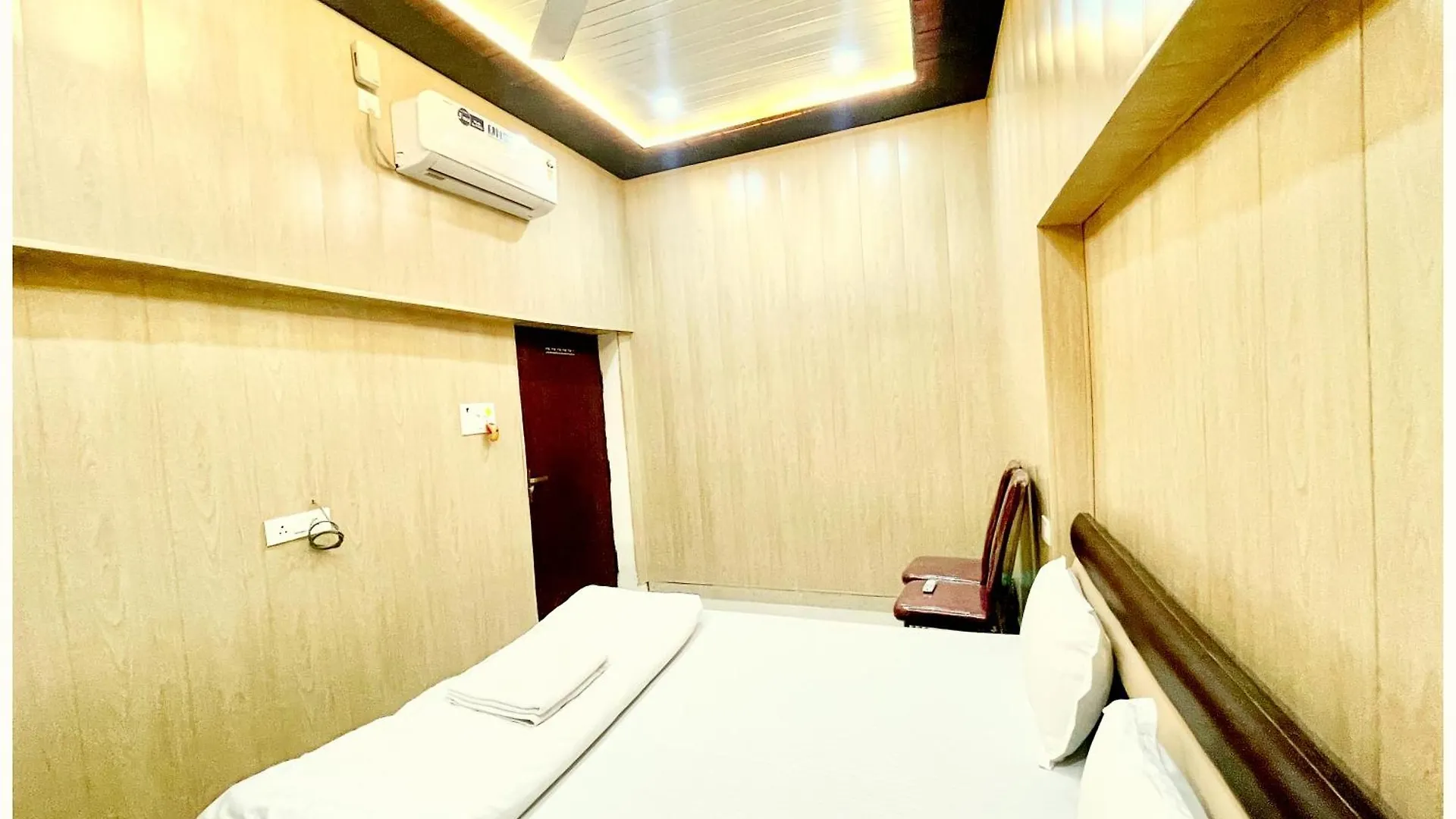Hotel Dev # Vill Near Kashi Vishwanath Temple - Restaurant And Free Wifi Facilities - Fully Air Conditioning Hotel - A Top Rated Hotel Варанаси