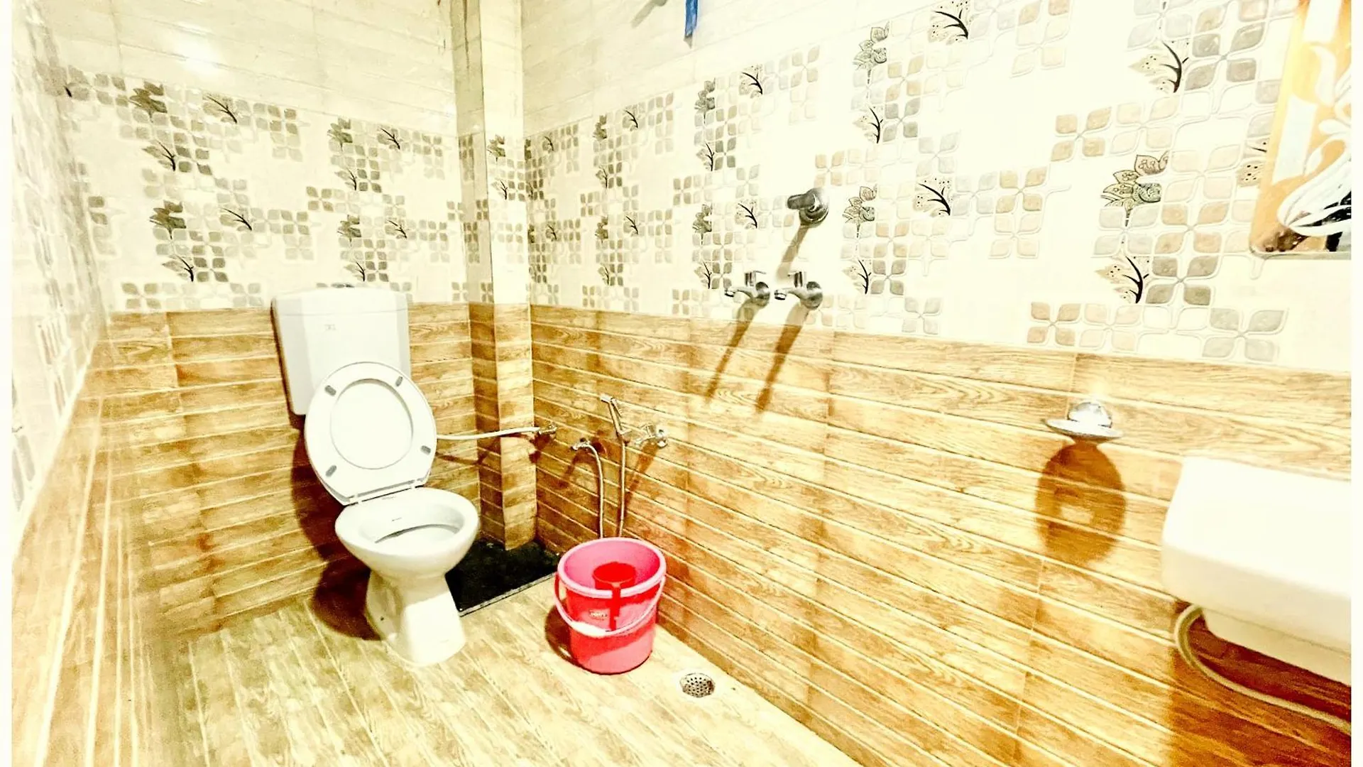 Hotel Dev # Vill Near Kashi Vishwanath Temple - Restaurant And Free Wifi Facilities - Fully Air Conditioning Hotel - A Top Rated Hotel Варанаси
