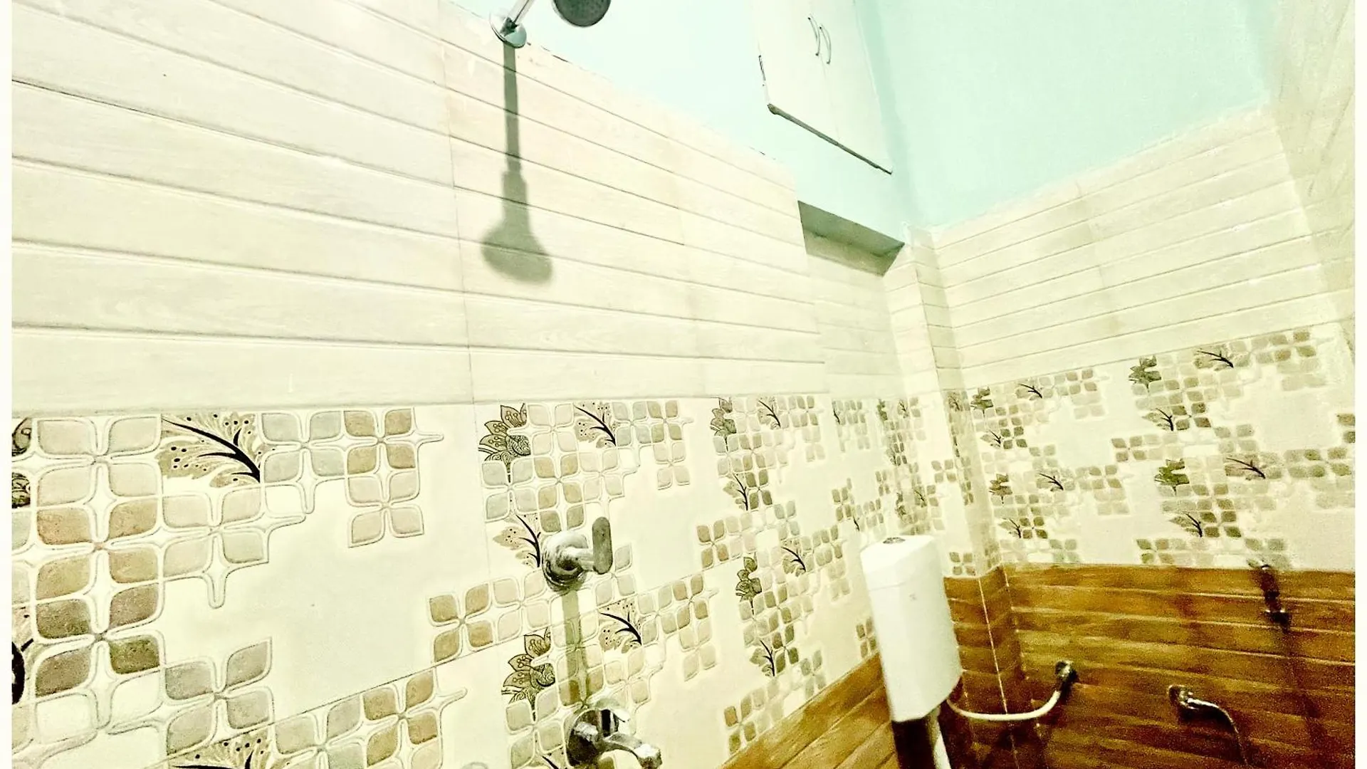 Hotel Dev # Vill Near Kashi Vishwanath Temple - Restaurant And Free Wifi Facilities - Fully Air Conditioning Hotel - A Top Rated Hotel Варанаси