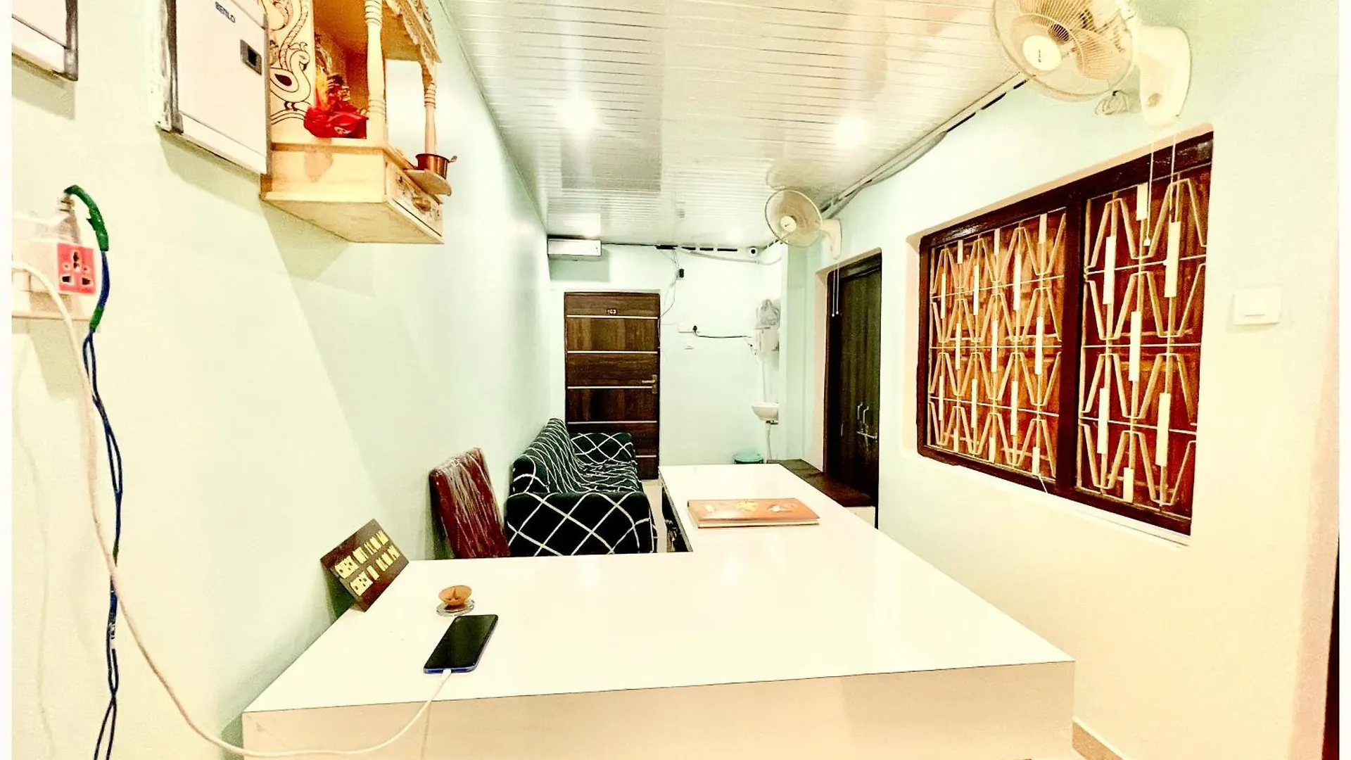 Hotel Dev # Vill Near Kashi Vishwanath Temple - Restaurant And Free Wifi Facilities - Fully Air Conditioning Hotel - A Top Rated Hotel Варанаси
