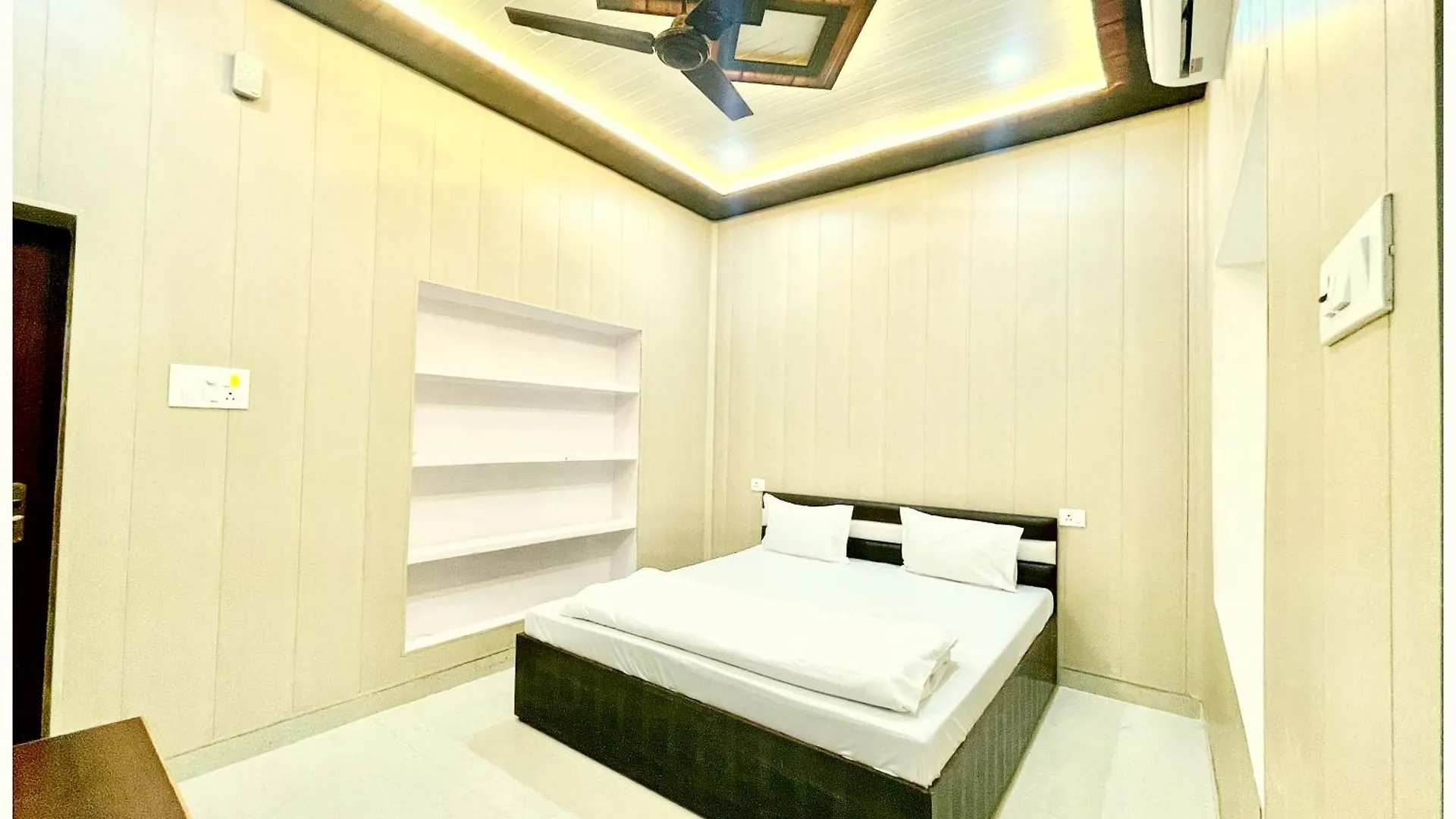 Hotel Dev # Vill Near Kashi Vishwanath Temple - Restaurant And Free Wifi Facilities - Fully Air Conditioning Hotel - A Top Rated Hotel Варанаси