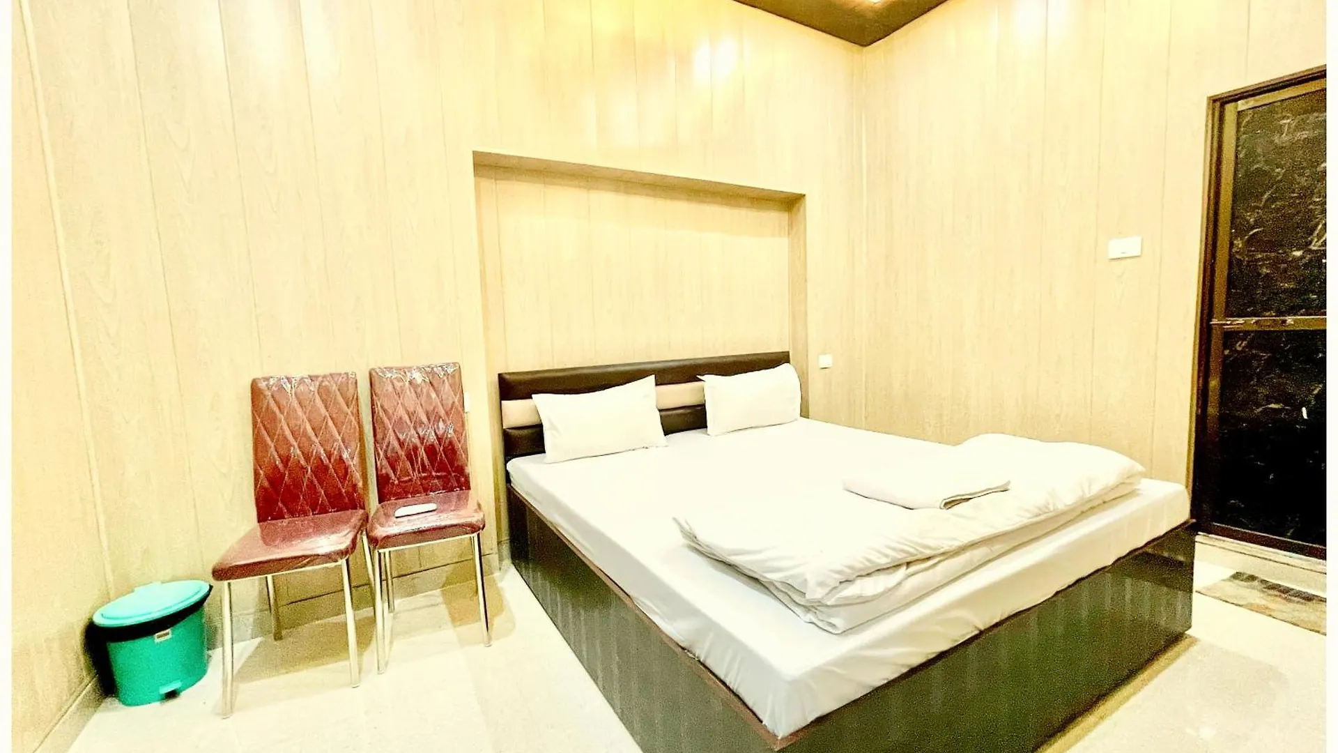 Hotel Dev # Vill Near Kashi Vishwanath Temple - Restaurant And Free Wifi Facilities - Fully Air Conditioning Hotel - A Top Rated Hotel Варанаси 4*,  Индия