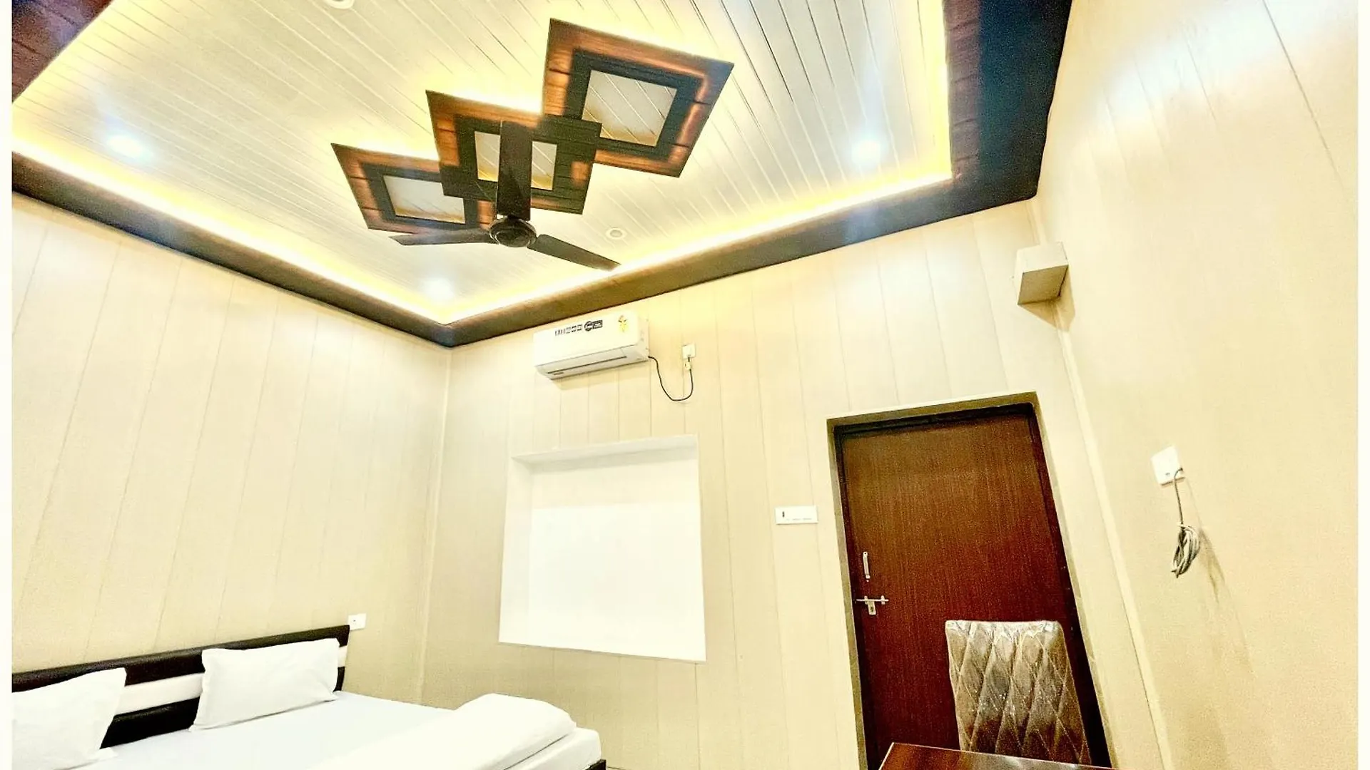 Hotel Dev # Vill Near Kashi Vishwanath Temple - Restaurant And Free Wifi Facilities - Fully Air Conditioning Hotel - A Top Rated Hotel Варанаси Индия